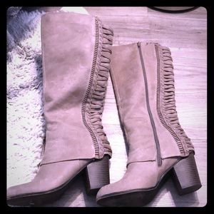 Fergie size 9 suede boots great condition